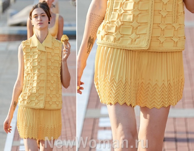 желтая летняя мини юбка гофре желтого цвета - тренды 2020 года