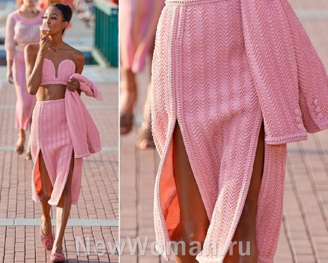 летняя модная розовая юбка миди из гофрированной ткани с двумя передними разрезами - в комплекте с розовым топом бандо - тренды весна-лето 2020 от бренда Marco de Vincenzo