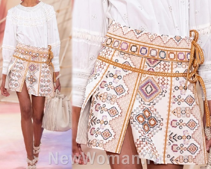 летняя юбка 2020 с этническим принтом к белой летней блузке в стиле кантри - модный летний образ от бренда Ulla Johnson