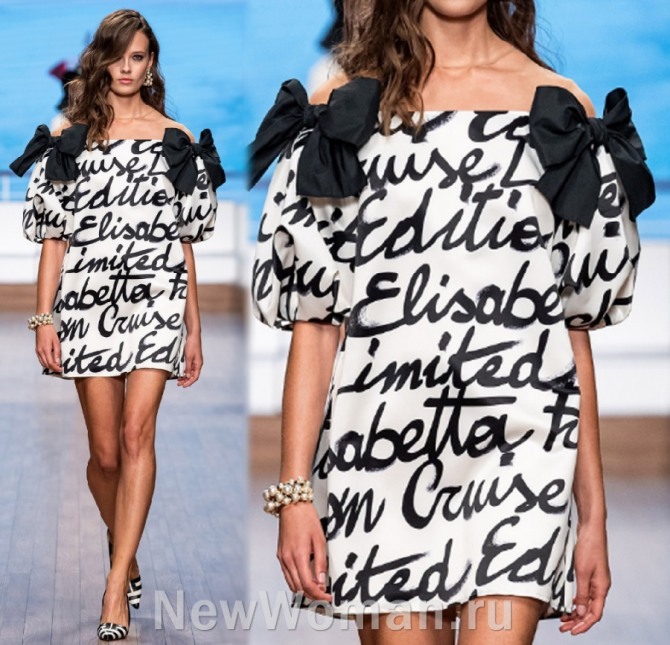 летнее платье 2020 года в черно-белой гамме с принтом граффити, свободного прямого покроя, с обнаженными плечами с бантами от бренда Elisabetta Franchi с модного показа весна-лето 2020 в милане