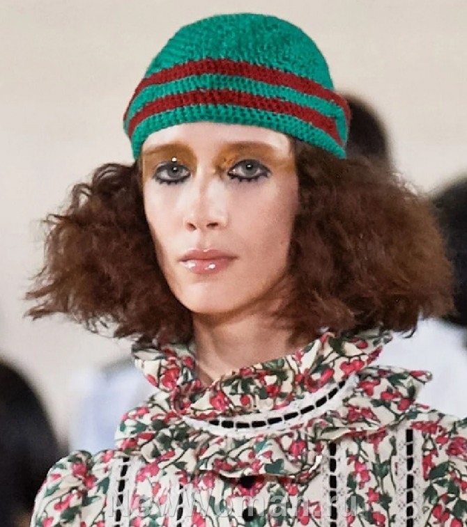 зеленая вязаная женская шапочка, облегающая голову с горизонтальными коричневыми полосами - коллекция весна 2020 от Marc Jacobs