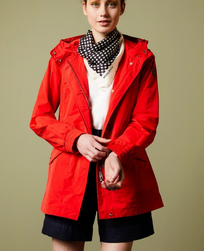 тренды курточной моды весна-лето 2020 - красного цвета парка для девушек Woolrich