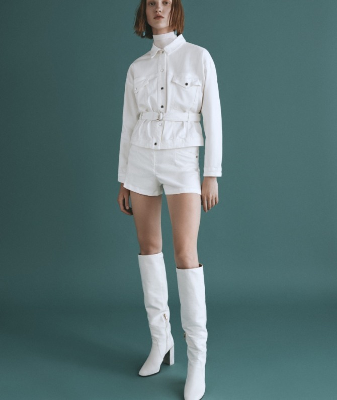 модные луки из коллекций Весна-лето 2020 года - белый тотал-лук из куртки в военном стиле и шортов в ансамбле с белыми высокими сапогами - Patrizia Pepe (неделя моды в Милане)