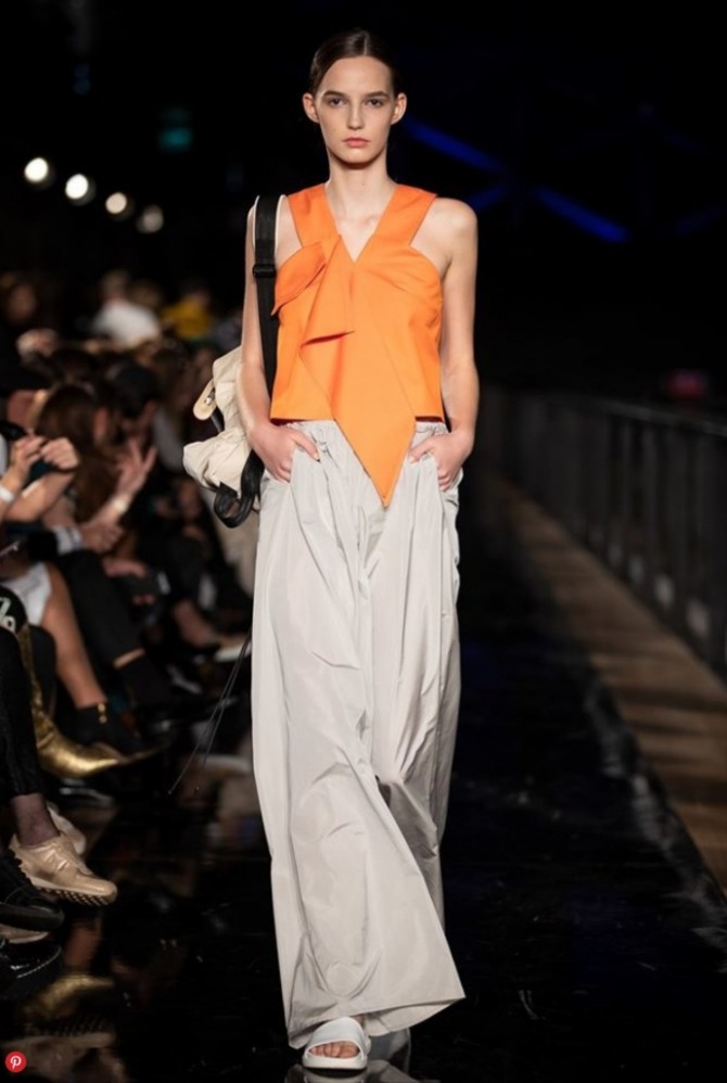 стильный летний образ оранжевый топ с широкими светлыми брюками -  фото от бренда Nubu Studio