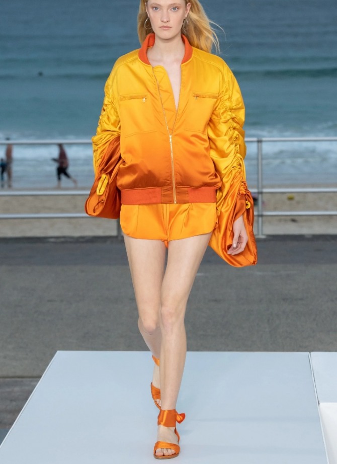 яркий образ, модный лук с показа Australia Resort 2020 - куртка бомбер и шорты одинакового солнечного цвета в тон босоножкам с лентами вокруг щиколотки 