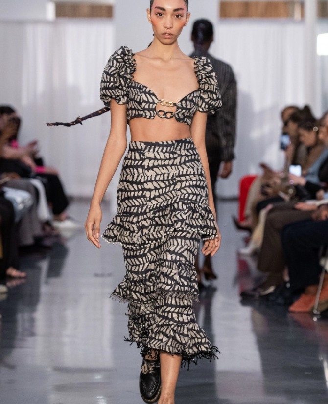 фото с показов летней моды 2020 - многоярусная летняя юбка миди с воланами и топом от бренда Maki Ohюбка