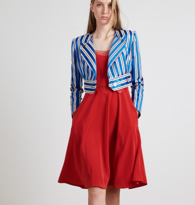 короткая курточка-жакет в синюю полоску с красным платьем - фото с модного показа Alexis Mabille (неделя моды в Париже)