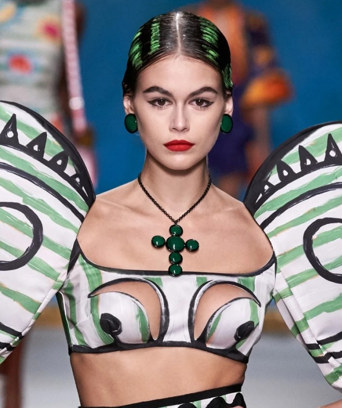 кулон на цепочке от Moschino - модные тренды элитных украшений весна-лето 2020 года