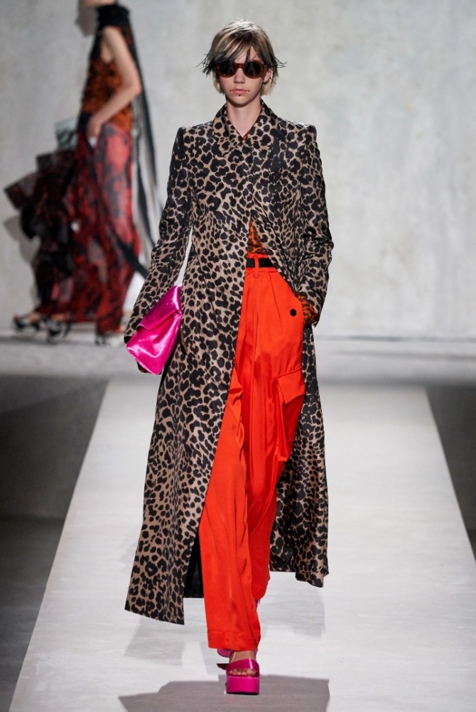 весенние модный образ с красными брюками карго и легким пальто макси с леопардовым принтом, красной сумкой и красными босоножками на платформе - модный показ весна-лето 2020