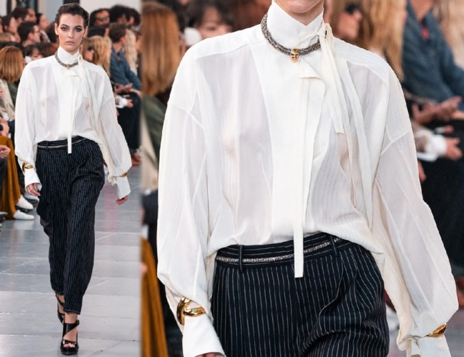 деловая белая блузка с темными брюками в полоску и модной бижутерией - фото из показа весна-лето 2020 Chloé 
