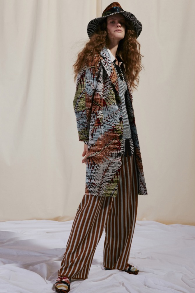 тенденции весна 2020 - весенний уличный образ от бренда Missoni с кортким принтованным пальто с растительным рисунком, шляпой и брюками в полоску