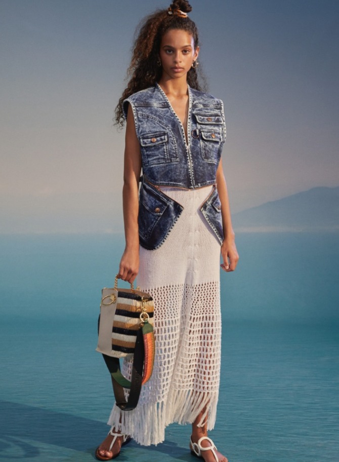 фото модных образов лето 2020 из дизайнерских коллекций - с чем носить, с каким верхом, обувью и аксессуарами, длинную прямую трикотажную юбку с мережкой и бахромой