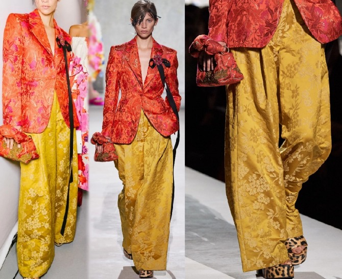 широкие свободные брюки из парчи горчичного цвета в ансамбле с малиновым пиджаком - вечерний наряд для особого случая от Dries Van Noten, модный показ весна-лето 2020 года