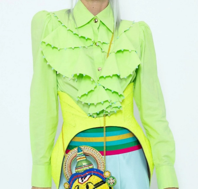 блузки кислотных и неоновых цветов - модный тренд весна-лето 2020, лук от бренда Manish Arora