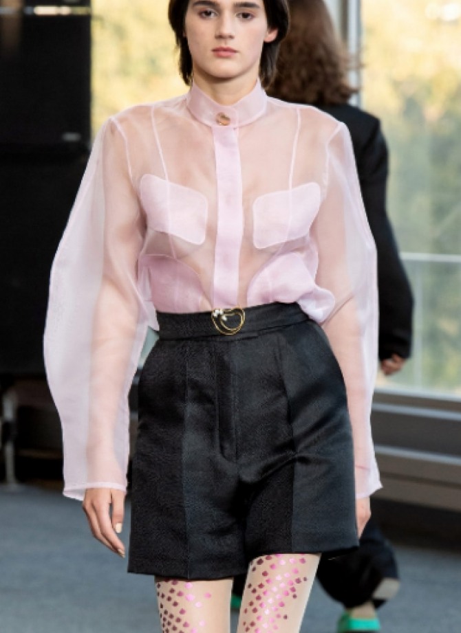 красивый образ для девушки-подростка - черные шорты с нежной розовой прозрачной блузкой с длинными рукавами и воротником-стойкой - тренды весна-лето 2020 года