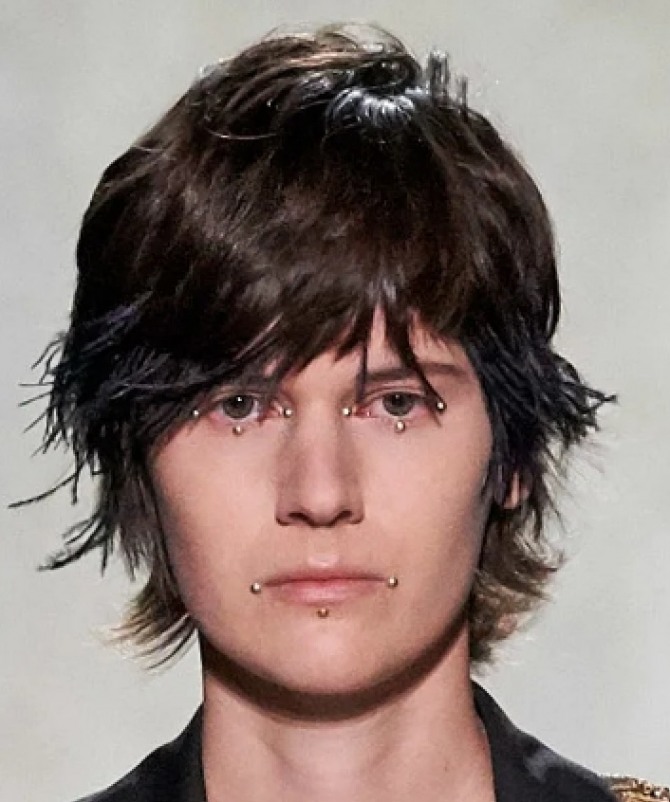 модный показ Dries Van Noten весна-лето 2020 года - стрижка каскад на средних темных волосах
