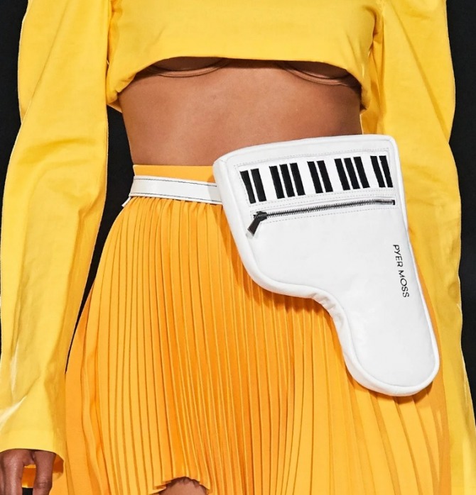 поясная белая женская сумка в форме рояля на молнии от бренда Pyer Moss весна-лето 2020