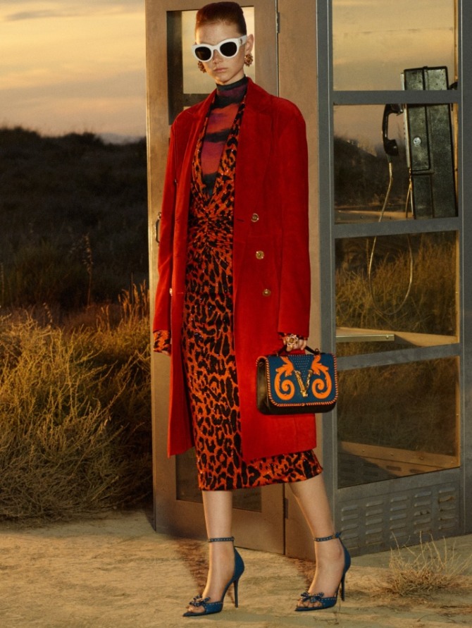 красное пальто короче платья миди - образ с темными очками с белой оправой и черными босоножками - лук из курортной коллекции весна 2020 Versace
