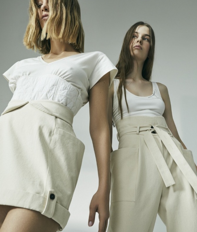 молодежная летняя мода 2020 для девушек - короткая юбка молочного цвета с отворотами на поясе оригинального фасона и дизайна с белой блузкой