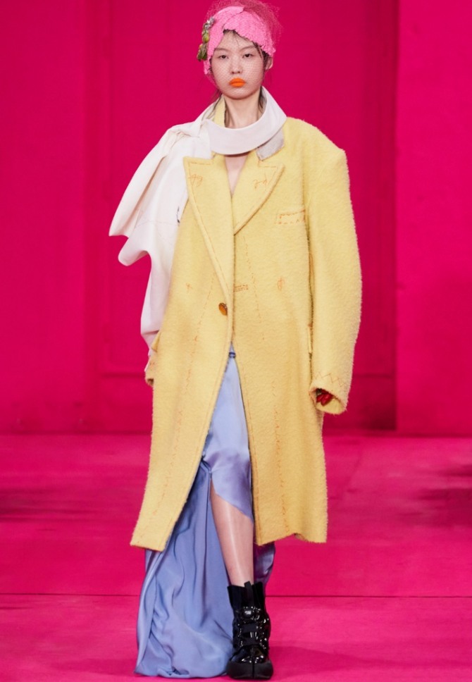 однобортное желтое пальто оверсайз с заниженной линией плеча в комплекте с черными ботинками и нежным шарфом жемчужного цвета - фото с кутюрного показа Maison Margiela весна 2020