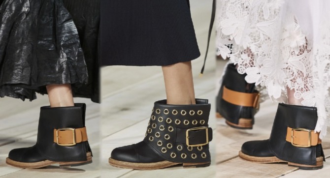 обувные тренды весна-лето 2020 - женские черные кожаные полусапожки на плоской деревянной подошве с широким голенищем, ремнями, пряжками, люверсами - от бренда Alexander McQueen