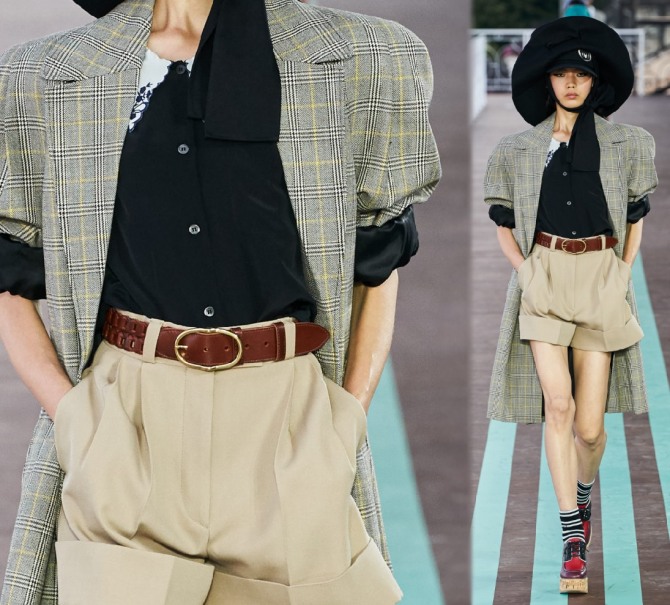 серое легкое пальто в клетку с закатанными рукавами и черной шляпой, длиною до колена в ансамбле с бежевыми шортами - тенденции весенней пальтовой женской молодежной моды от Miu Miu (модный показ в Париже Весна-Лето 2020)