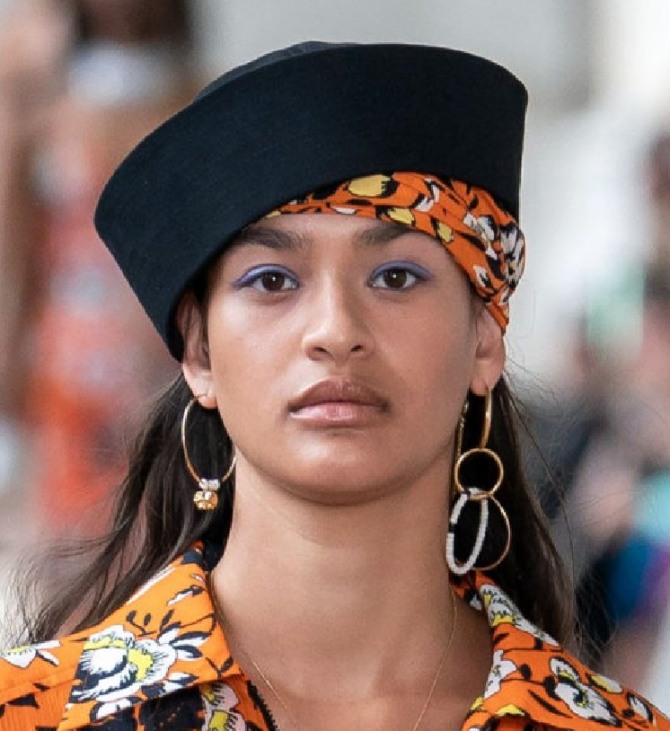 черная фетровая кубанка, надетая на яркий головной платок - модная коллекция весна-лето 2020 от Lala Berlin (Копенгаген)