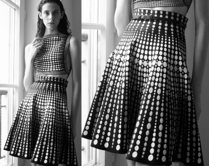 летом 2020 года актуальны черно-белые сочетания цветов, на фото - расклешенная черная юбка с разнокалиберным белым горохом в комплекте с топопом из соединенных двух кусков прямоугольной ткани