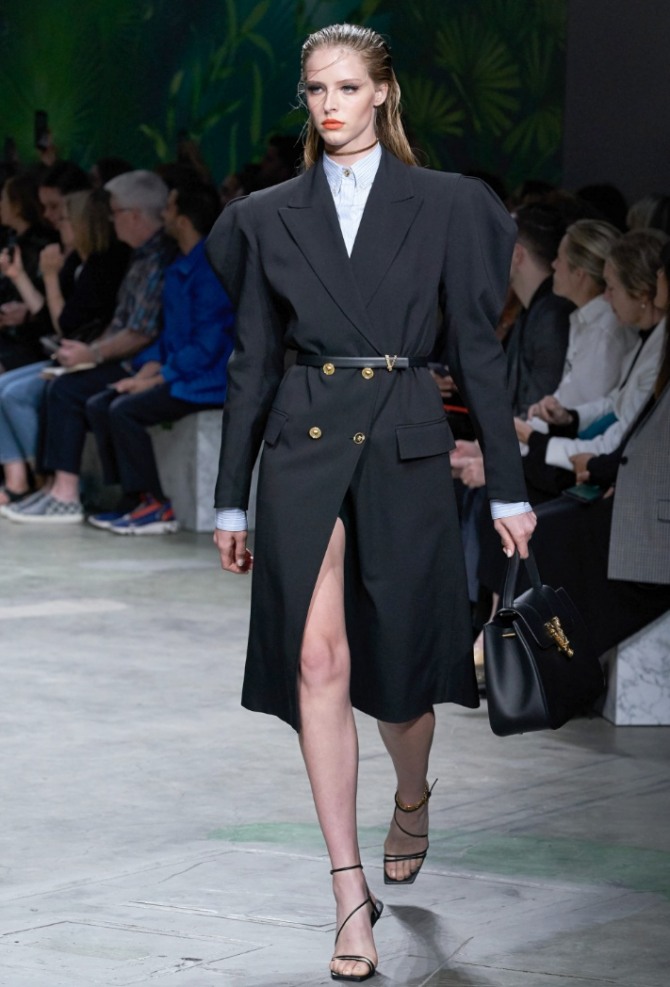 черное двубортное пальто от Versace с широкими плечами и кожаным ремешком - с какими аксессуарами и обувью сочетать