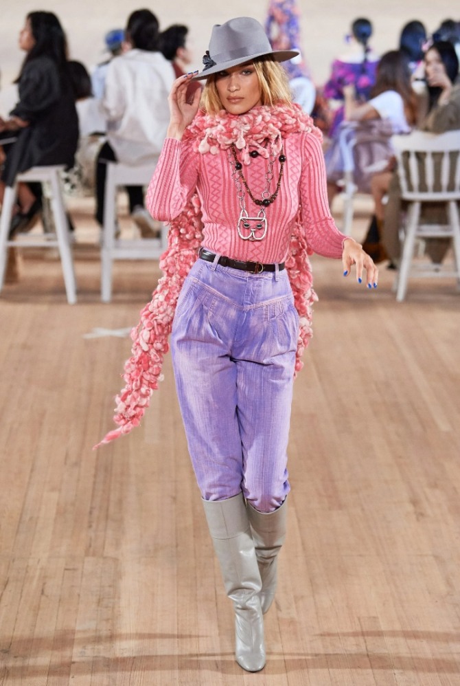 шикарный весенний образ от бренда Isabel Marant - брюки, заправленные в сапоги, вязаный джемпер и шляпа