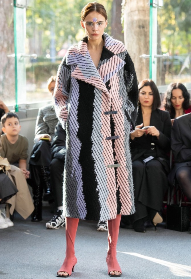 свободное дамское элегантное весеннее вязаное рубчиком пальто с широкими вертикальными цветными полосами, заниженной линией плеча и боковой застежкой на металлические планки - от бренда Lalo (неделя моды в Тбилиси Весна-лето 2020)
