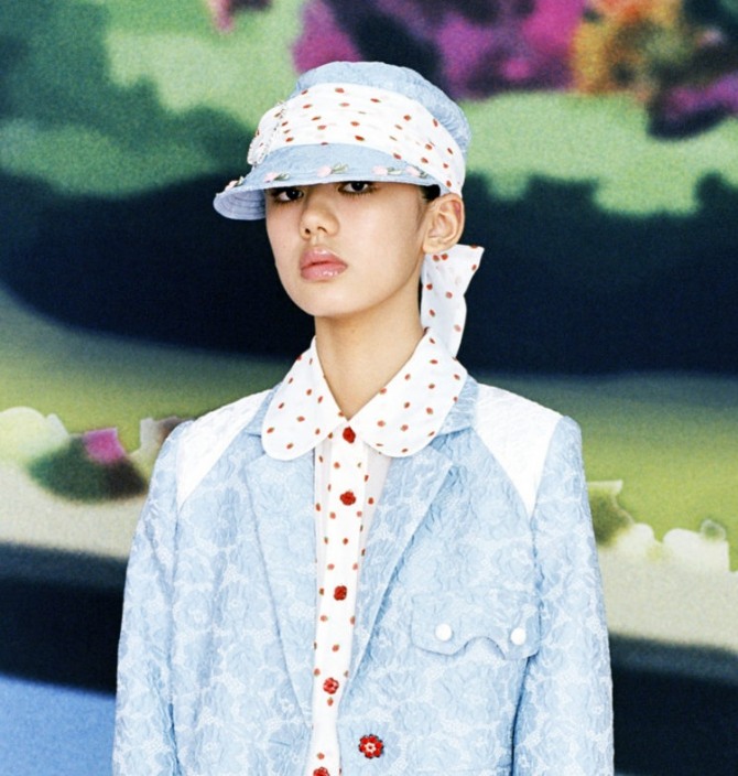 платок в горошек повязанный поверх голубой летней женской кепки