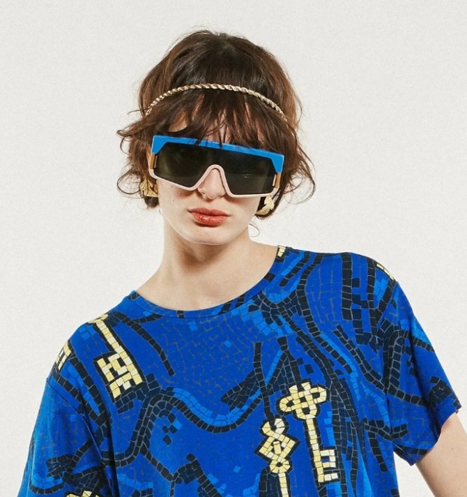 очки оверсайз в спортивном стиле с контрастной пластмассовой окантовкой от бренда Karen Walker весна-лето 2020