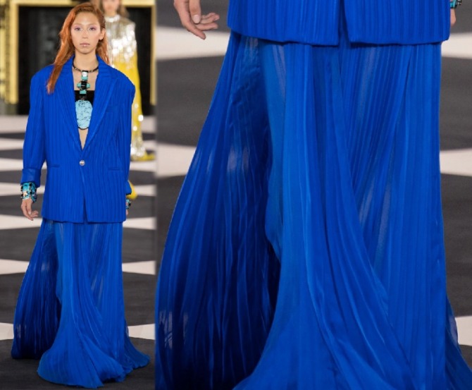 синяя плиссированная юбка макси от Balmain в ансамбле с синим удлиненным жакетом - фасоны с подиума весна-лето 2020