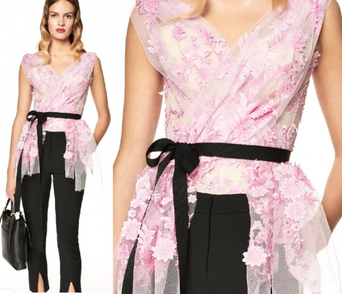 нежная розовая блузка с черным поясом в романтическом стиле в ансамбле с черными укороченными с разрезами брюками - луки от бренда ZAC Zac Posen