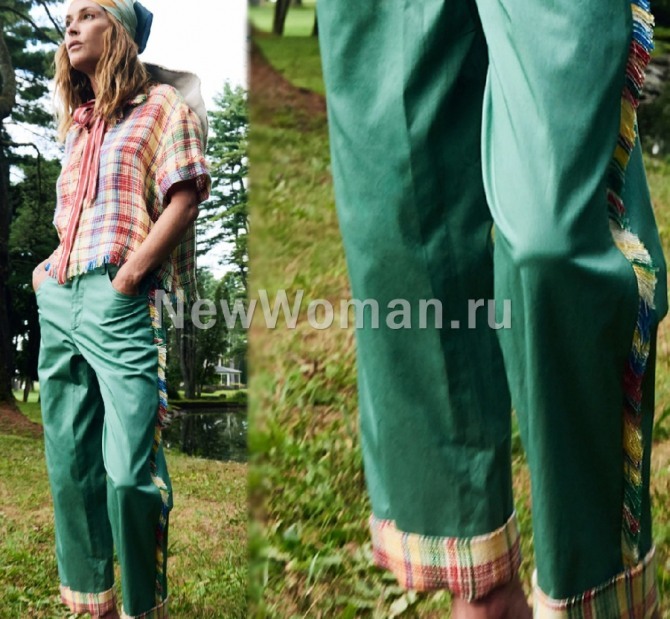 летние женские брюки зеленого цвета в стиле кантри с заворотами и лампасами - фото из летней коллекции 2020 года бренда Monse