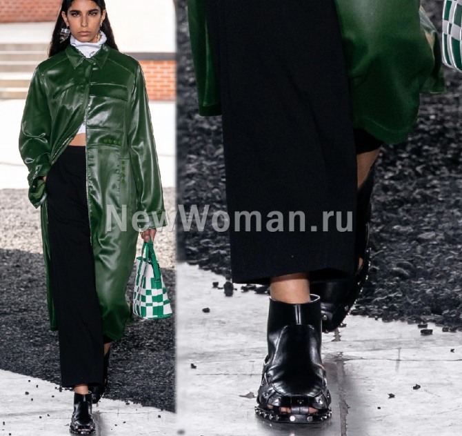 женские тренды на весну 2020 года - дышащие полусапожки с дырками черного цвета с черными брюками и зеленым плащом - модные образы с обувью от бренда 3.1 Phillip Lim
