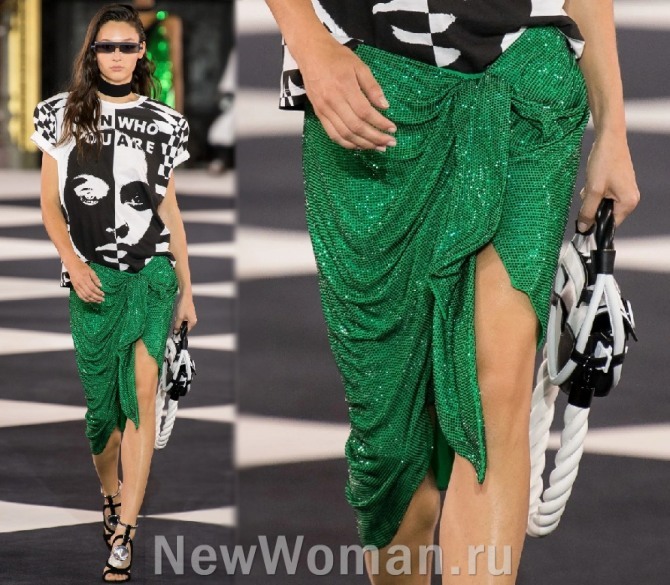 зеленая юбка-занавес с пайетками и большим вырезом и драпировкой - тренды юбочной соды от Balmain с модного показа весна-лето 2020