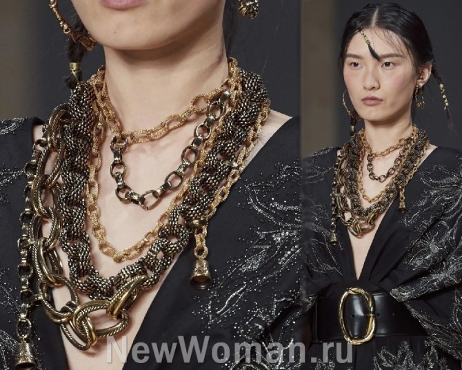 тренды в женских украшениях весна-лето 2020 года - луки с подиума от бренда Alexander McQueen - ожерелья в виде крупных металлических цепей