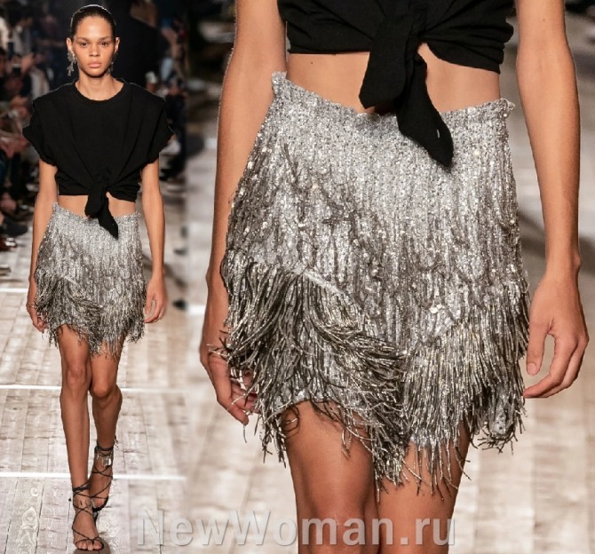 нарядная серебряная блестящая юбка с черным топом, открывающим живот - вечерний модный образ весна-лето 2020 года от Isabel Marant