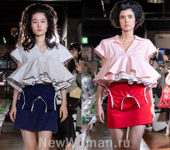 простые прямые летние юбки, декорированные ленточкам для девочек-подростков в ансамбле к красивыми летними блузкамии необычного дизайна с многослойными горизонтальными воланами - фото с модных показов весна-лето в Токио
