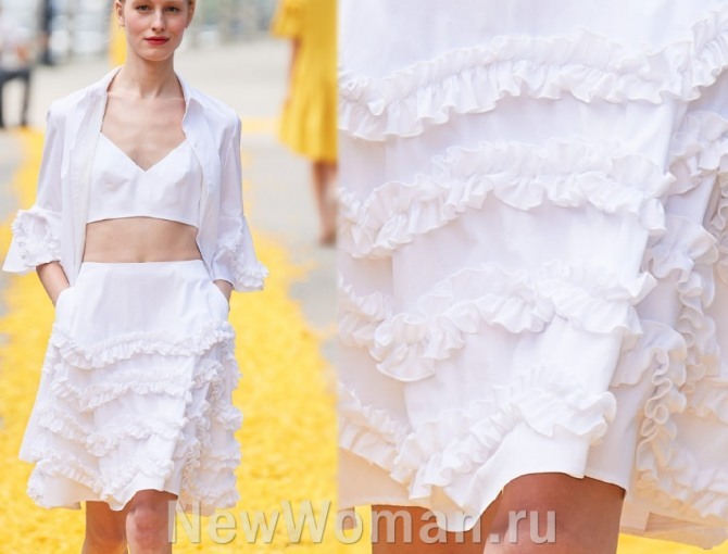 белая трапециевидная летняя юбка с поперечно расположенными рюшами