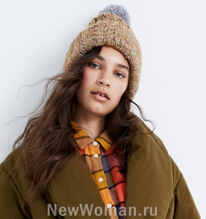 модная молодежная вязаная шапка для девушки к коричневому весеннему пальто 2020 года - с заворотом и помпоном - фото из коллекции бренда Madewell (неделя моды Курорт 2020 в Нью-Йорке)