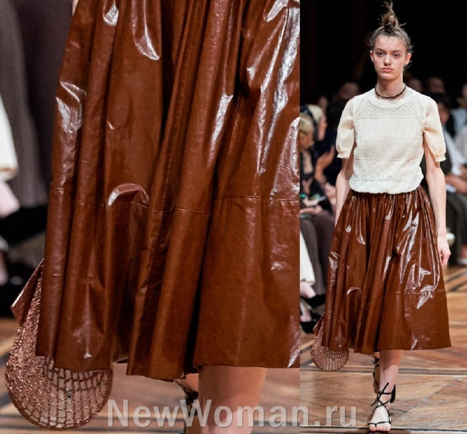 пышная коричневая юбка из тонкой лакированной кожи - фото модных трендов с подиума весна-лето 2020