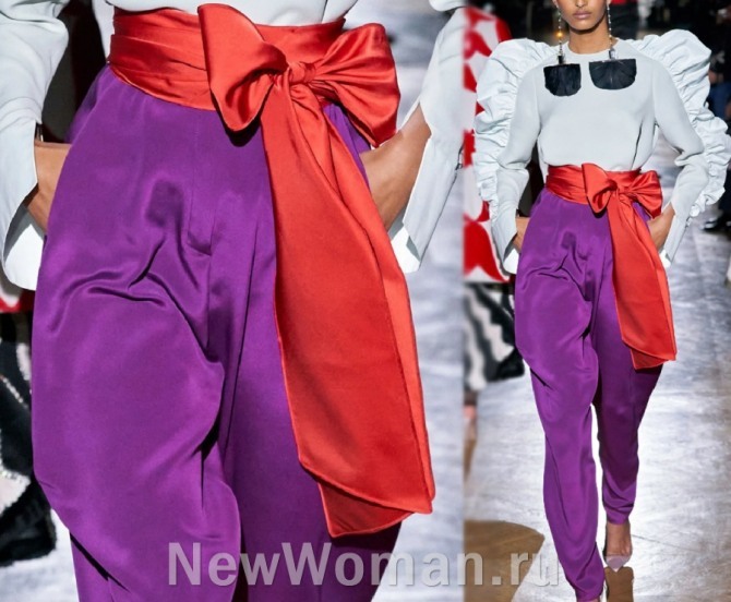 женские брюки ярко-фиолетового цвета с широким красным поясом от модного дома Valentino (Spring 2020 Couture)