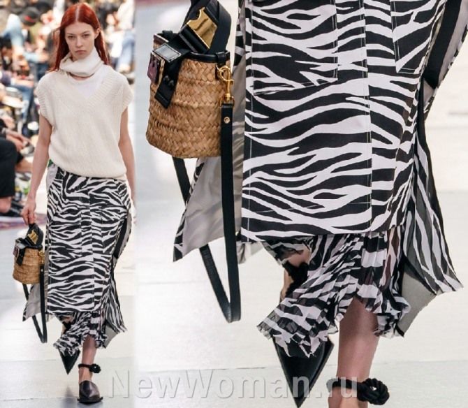 с чем сочетать  летнюю юбку 2020 года с черно-белым принтом зебры - фото с подиума в париже