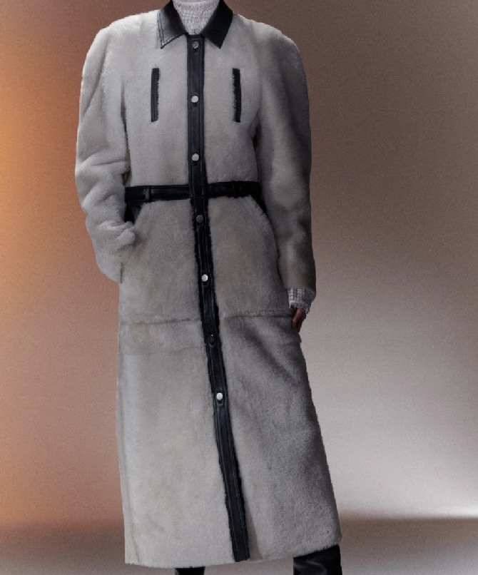 светло-серое меховое пальто прямого силуэта с кожаной отделкой - стильные женские зимние пальто с подиума 2020-2021 - тенденции