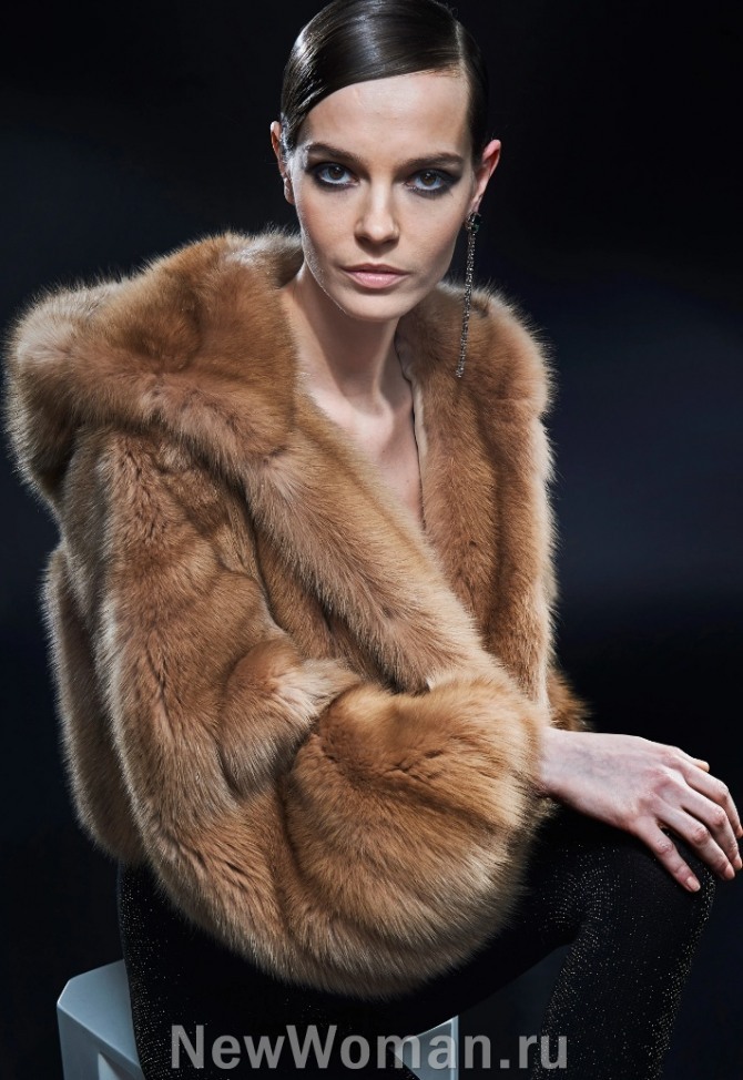 Зимняя мода 2020-2021. Жакет из натуральной светло-коричневой норки с капюшоном и широкими рукавами