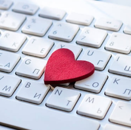 сердце на клавиатуре компьютера