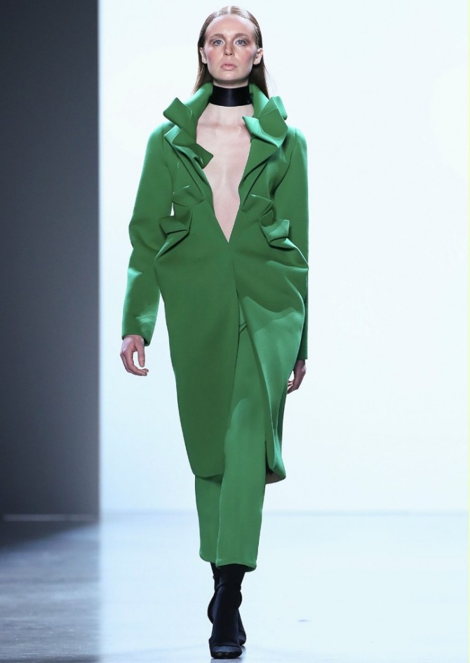 пальто зеленого цвета с фантазийным воротником